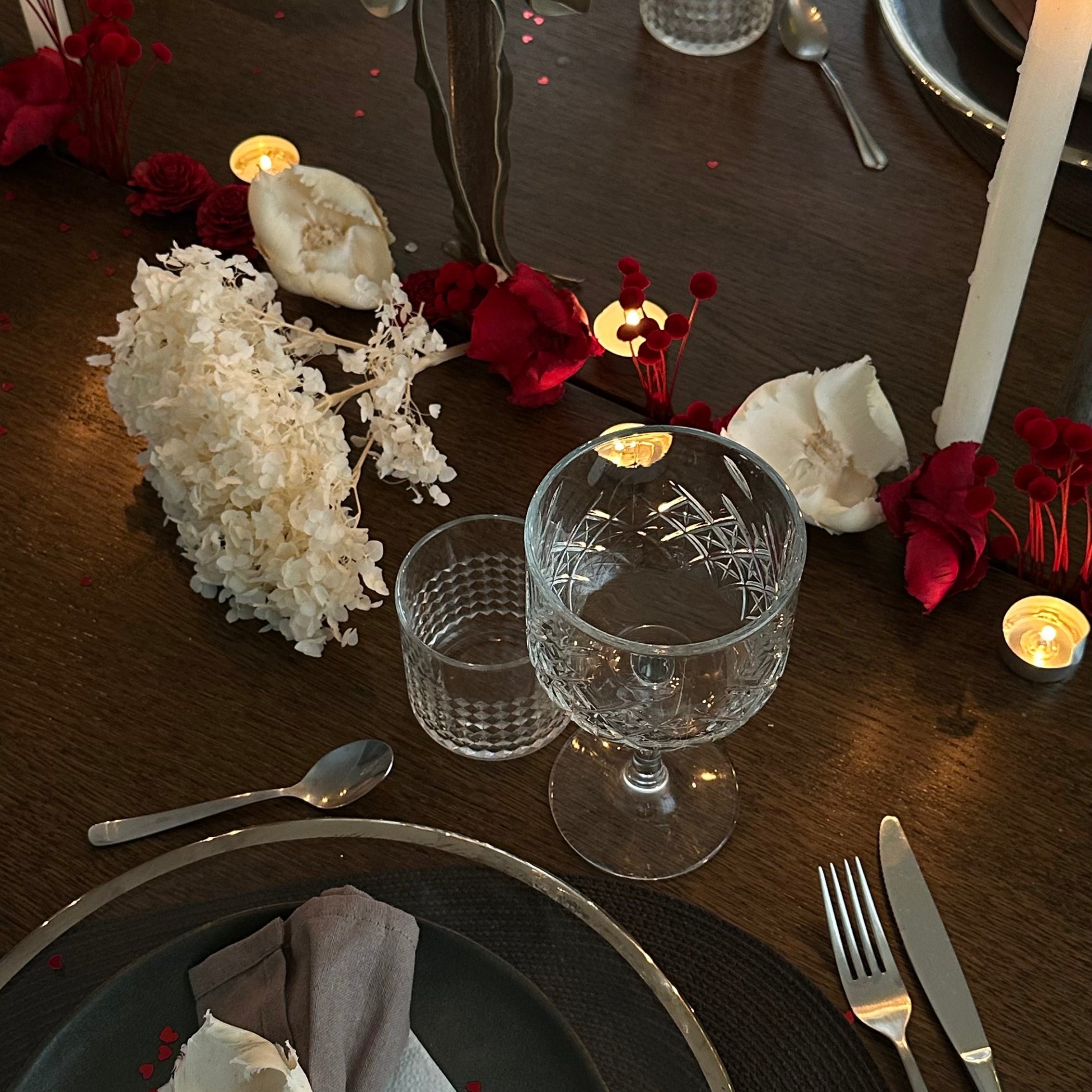 Romantiskt dukat bord med tända ljus för Alla hjärtans dag.