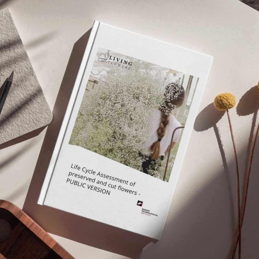 Närbild av bok med texten: Life Cycle Assessment of preserved and cut flowers - PUBLIC VERSION