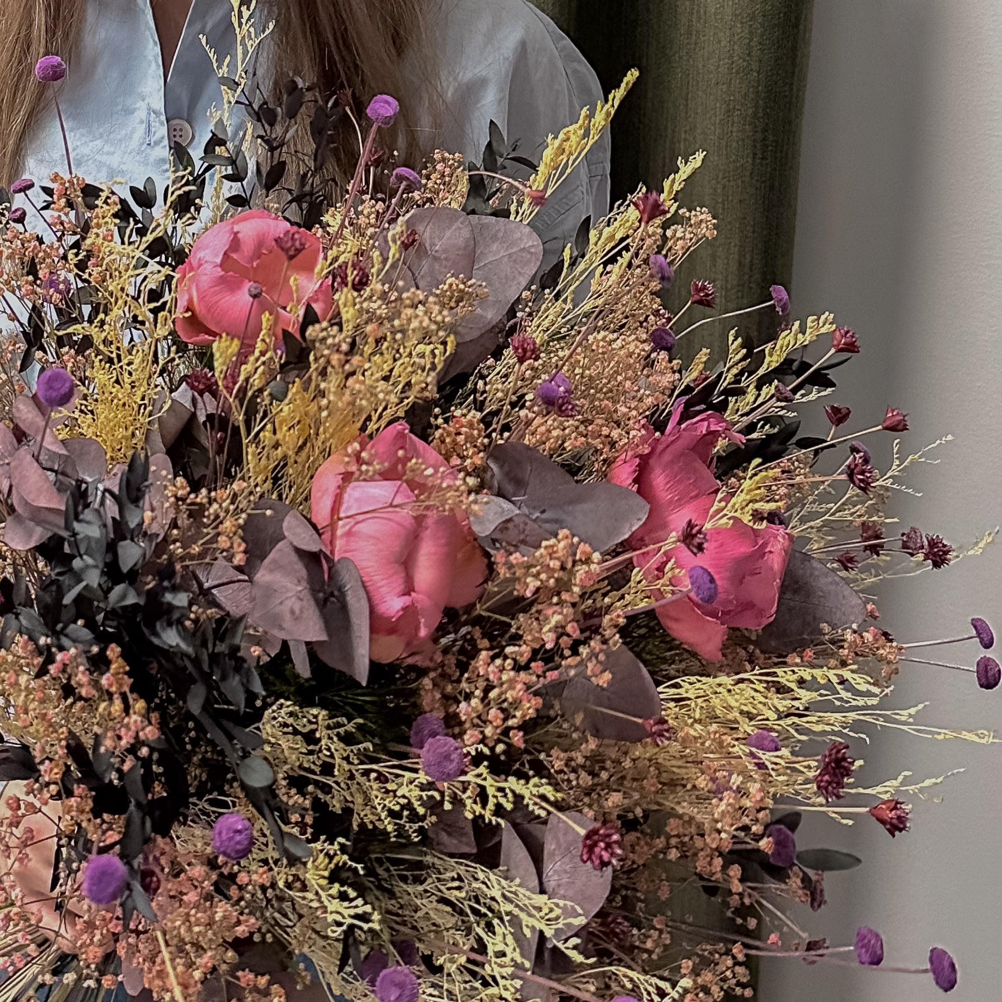 Närbild av bukett i rosa, brunt och lila