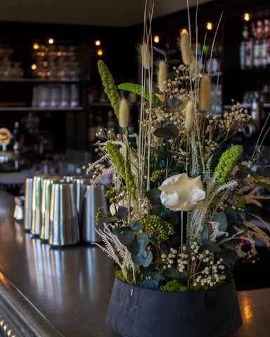 En dekoration i grönt och vitt pryder en bardisk