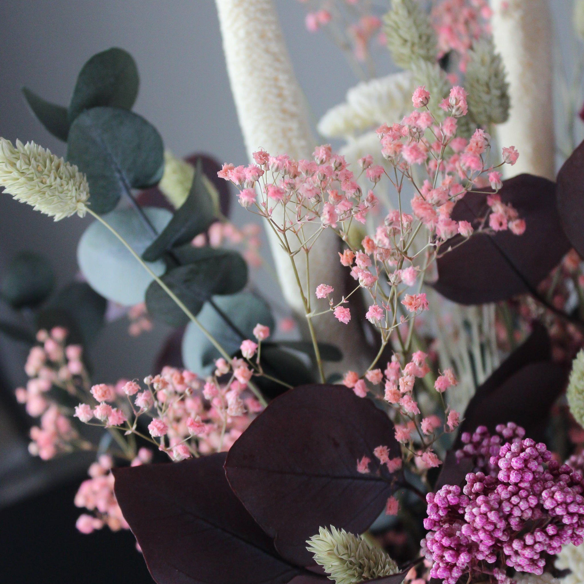 Närbild på rosa brudslöja och andra beiga blommor
