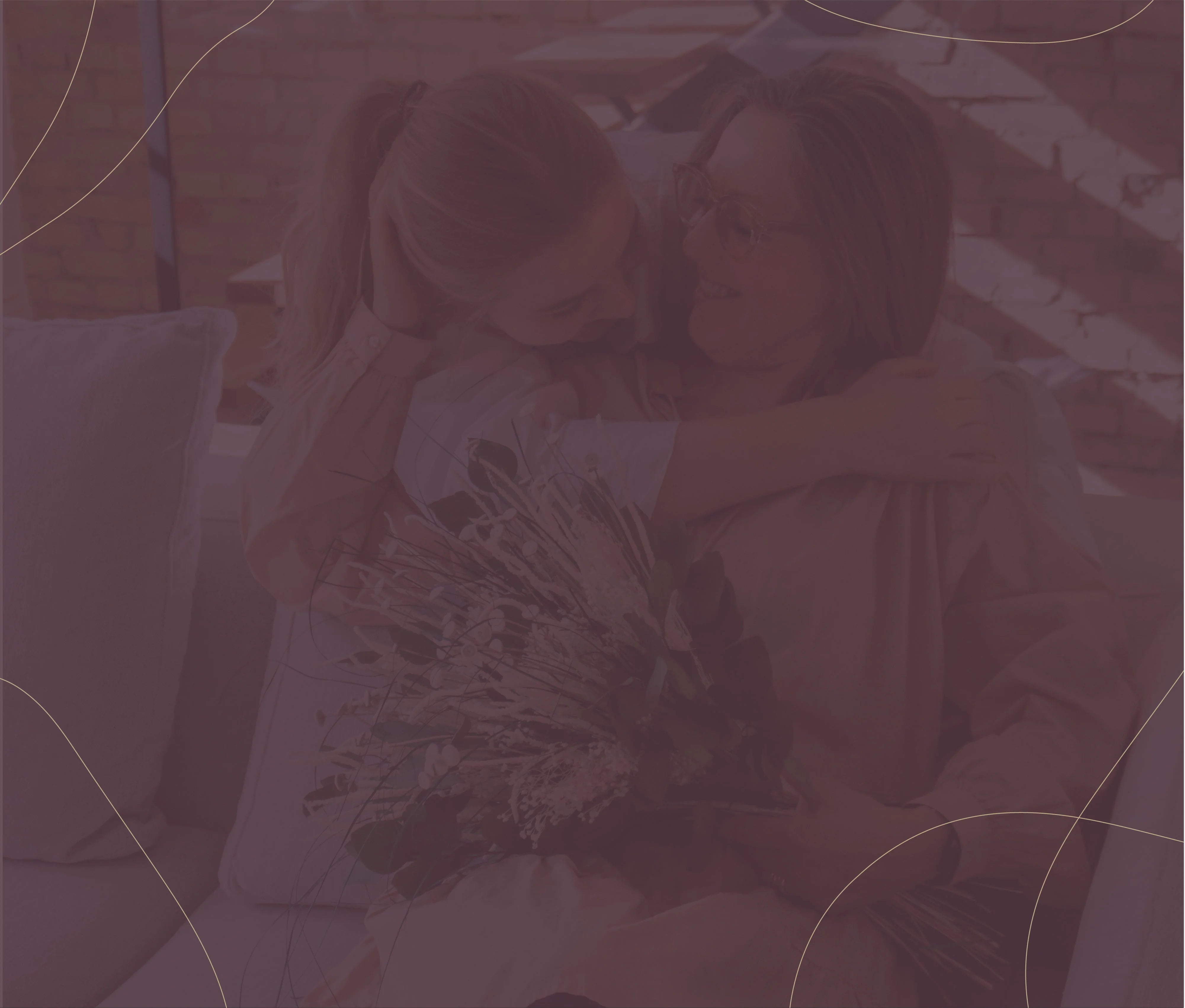 En svag bakgrundsbild av en dotter som kramas sin mamma med en bukett blommor
