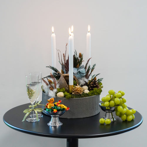 Juledekoration med 4 lys på et bord