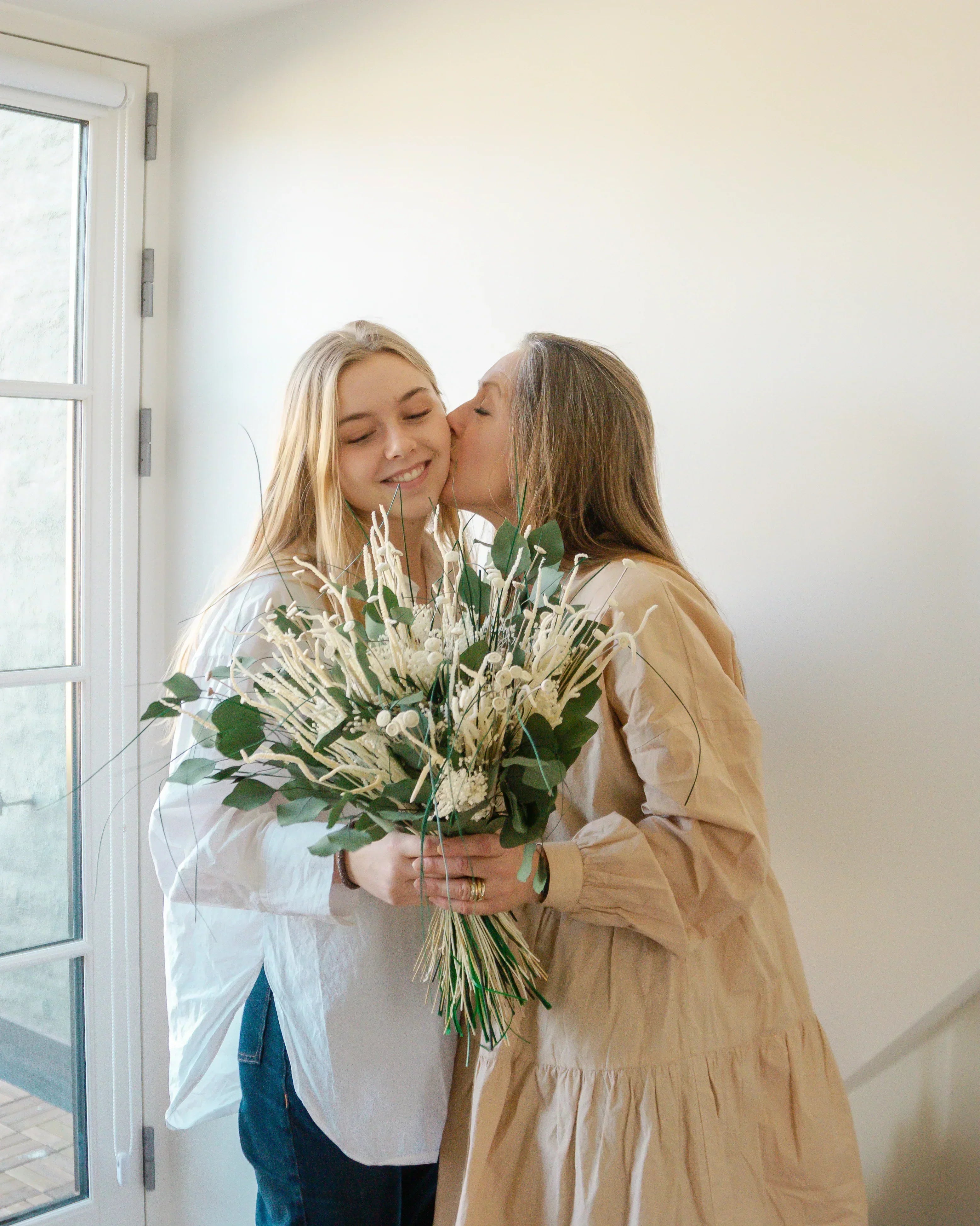 Mor der kysser datter på kinden, mors dag