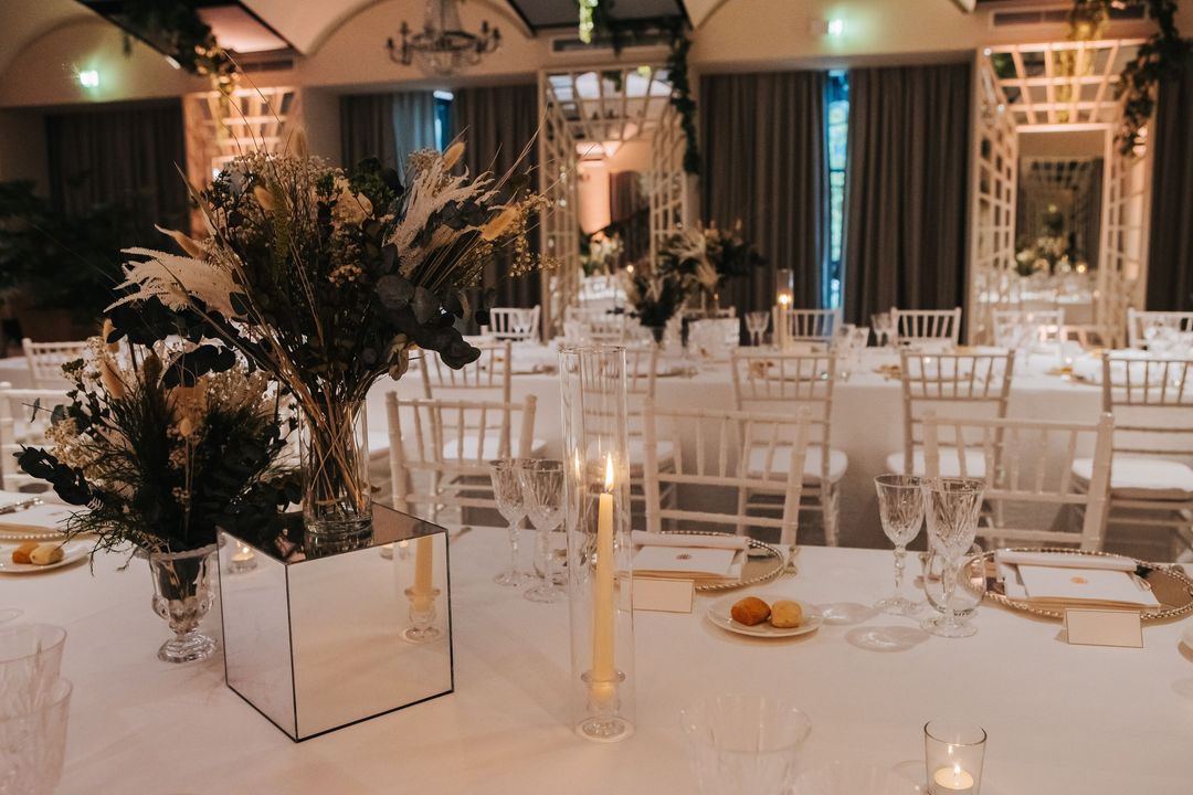 Borddækning Bryllup med blomster der holder længe
