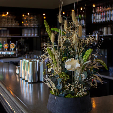 En dekoration i grönt och vitt pryder en bardisk