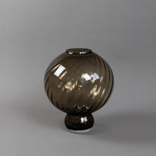 Ladda in produkten i gallerivisaren, Meadow Swirl Vase Medium - Topaz
