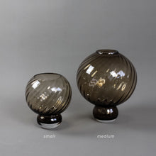 Ladda in produkten i gallerivisaren, Meadow Swirl Vase Medium - Topaz
